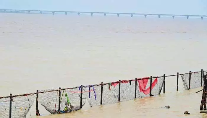 Godavari River : కాళేశ్వరంలో మొదటి ప్రమాద హెచ్చరిక జారీ Godavari River : కాళేశ్వరంలో మొదటి ప్రమాద హెచ్చరిక జారీ