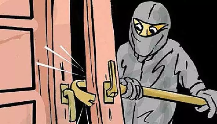 Theft : పట్ట పగలే తాళం వేసిన ఇంట్లో చోరీ Theft : పట్ట పగలే తాళం వేసిన ఇంట్లో చోరీ