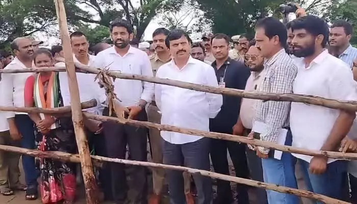 Minister : గోదావరి వరద ప్రభావిత ప్రాంతాలను పరిశీలించిన మంత్రి Minister : గోదావరి వరద ప్రభావిత ప్రాంతాలను పరిశీలించిన మంత్రి