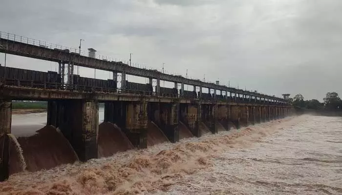Godavari : కిన్నెరసాని ప్రాజెక్ట్ నుంచి 6 వేల క్యూసెక్కుల నీటి విడుదల.. Godavari : కిన్నెరసాని ప్రాజెక్ట్ నుంచి 6 వేల క్యూసెక్కుల నీటి విడుదల..