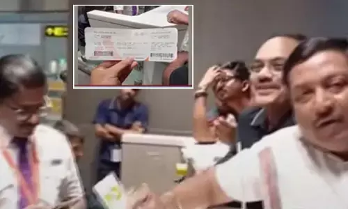 Shamshabad Airport: శంషాబాద్ ఎయిర్‌పోర్టులో ప్రయాణికుల ఆందోళన.. అసలు కారణం ఇదే!