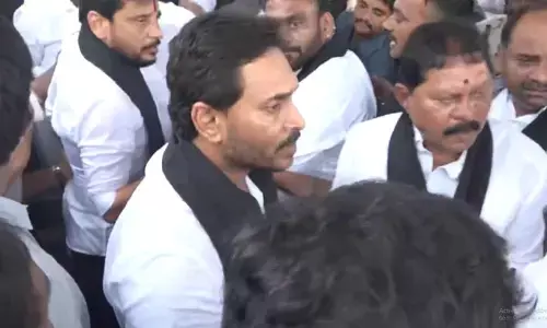 AP Assembly Sessions: నల్ల కండువాతో అసెంబ్లీకి వచ్చిన జగన్.. సభ నుంచి వైఎస్ఆర్సీ వాకౌట్