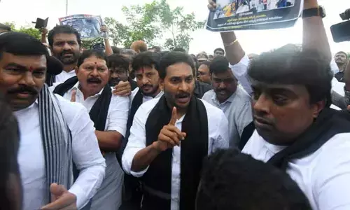 Breaking: అసెంబ్లీ గేటు వద్ద ఉద్రిక్తత.. పోలీసులపై జగన్  తీవ్ర ఆగ్రహం