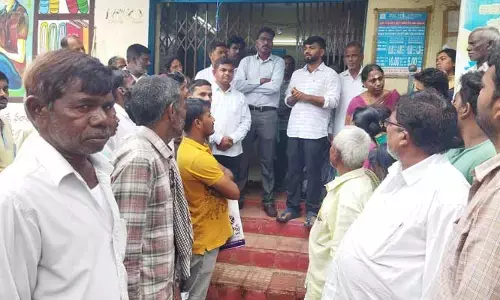 Runa Mafi  : బ్యాంక్ ఆఫ్ మహారాష్ట్ర వద్ద రైతుల ఆందోళన ..