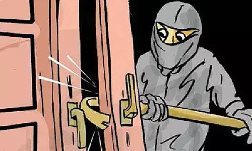 Theft : పట్ట పగలే తాళం వేసిన ఇంట్లో చోరీ