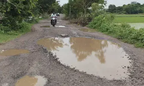 Kadambapur road : గోతుల మయంగా కదంబపూర్ రోడ్డు..