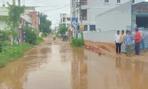 Corporator Navajeevan Reddy : అధికారుల నిర్లక్ష్యం జలమయమైన కాలనీలు..