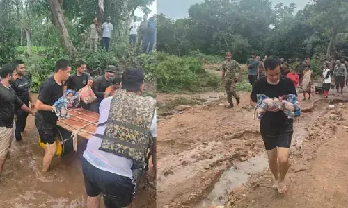 police : నది దాటించి తల్లి బిడ్డలను కాపాడిన పోలీసులు..