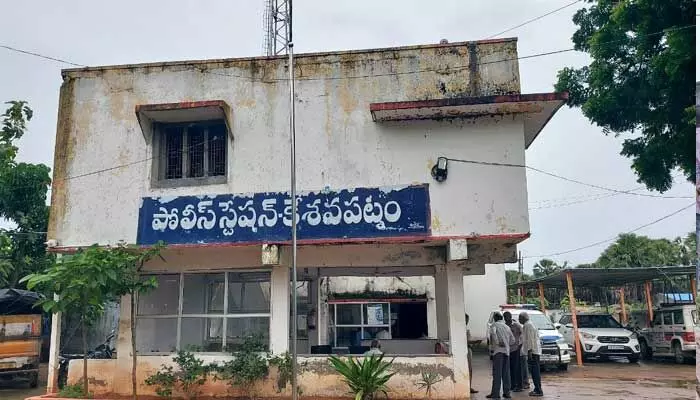 Sankarapatnam : శిథిలావస్థలో పోలీస్ స్టేషన్ Sankarapatnam : శిథిలావస్థలో పోలీస్ స్టేషన్