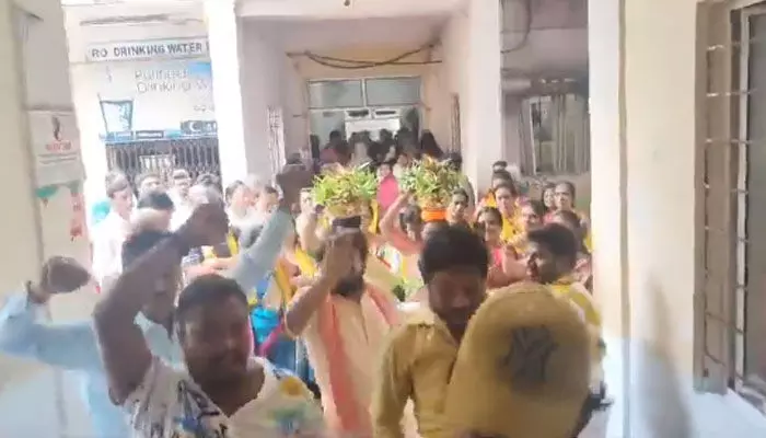 Nampally: ఆసుపత్రిలో రోగుల కంటే బోనాలకే ప్రాముఖ్యత..! నెటిజన్లు ఫైర్ Nampally: ఆసుపత్రిలో రోగుల కంటే బోనాలకే ప్రాముఖ్యత..! నెటిజన్లు ఫైర్