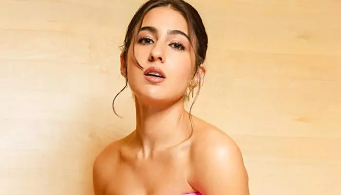 పింక్ డ్రెస్లో సారా అలీఖాన్ హాట్ ట్రీట్.. ఫొటోలు వైరల్ పింక్ డ్రెస్లో సారా అలీఖాన్ హాట్ ట్రీట్.. ఫొటోలు వైరల్
