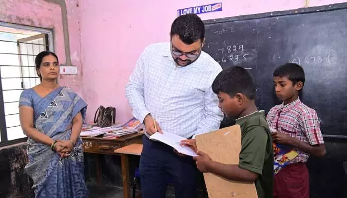 Collector : ప్రభుత్వ పాఠశాలలో చదివే విద్యార్థులకు మెరుగైన విద్యను అందించాలి.. Collector : ప్రభుత్వ పాఠశాలలో చదివే విద్యార్థులకు మెరుగైన విద్యను అందించాలి..
