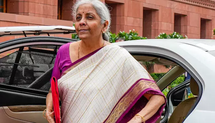 పాత పన్ను విధానం రద్దుపై ఆర్థిక మంత్రి కీలక వ్యాఖ్యలు పాత పన్ను విధానం రద్దుపై ఆర్థిక మంత్రి కీలక వ్యాఖ్యలు