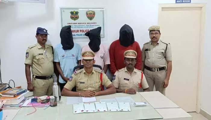 Arrest : గంజాయి విక్రయిస్తున్న ముగ్గురు వ్యక్తులు అరెస్ట్.. Arrest : గంజాయి విక్రయిస్తున్న ముగ్గురు వ్యక్తులు అరెస్ట్..