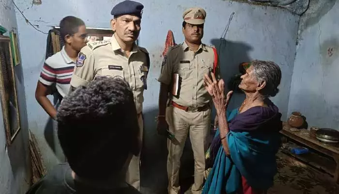 Theft : మహిళ మెడలోని పుస్తెలతాడు చోరీ Theft : మహిళ మెడలోని పుస్తెలతాడు చోరీ