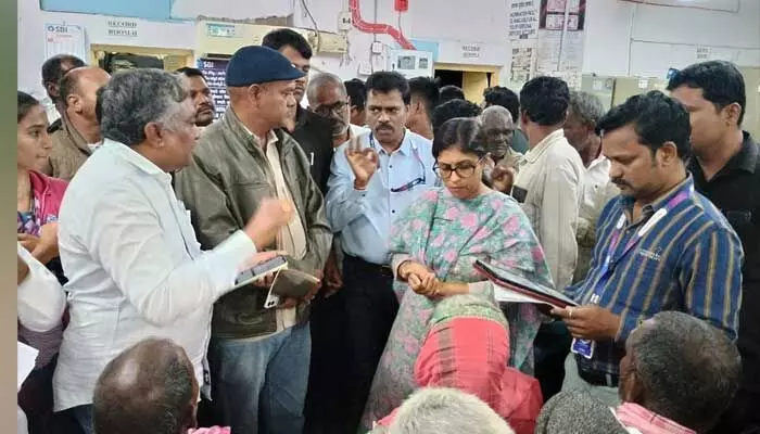 Peta Collector : రుణమాఫీ ప్రక్రియ తీరును పర్యవేక్షించిన.. Peta Collector : రుణమాఫీ ప్రక్రియ తీరును పర్యవేక్షించిన..