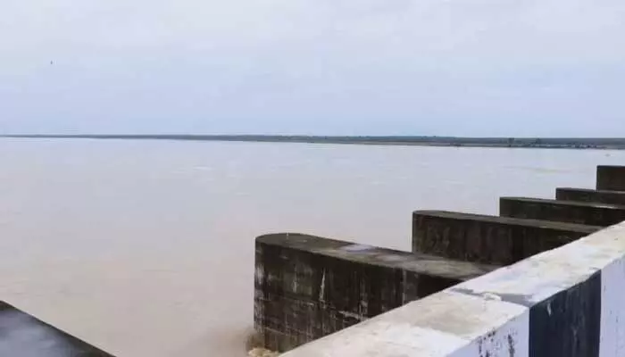 Medigadda Barrage : మేడిగడ్డ బ్యారేజీ కి తగ్గుముఖం పట్టిన వరద ప్రవాహం Medigadda Barrage : మేడిగడ్డ బ్యారేజీ కి తగ్గుముఖం పట్టిన వరద ప్రవాహం