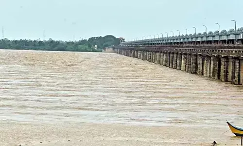 Dhavaleshwaram Barrage: ధవళేశ్వరం బ్యారేజీకి పోటెత్తిన వరద నీరు.. రెండో ప్రమాద హెచ్చరిక జారీ