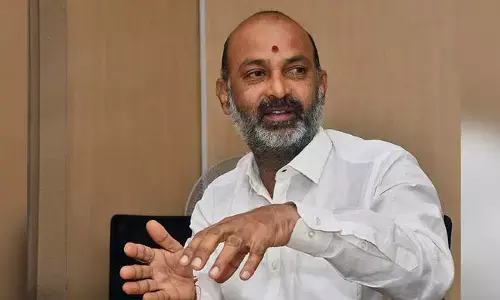 నిధులివ్వలేదనడం మూర్ఖత్వం.. కాంగ్రెస్, బీఆర్ఎస్‌ పై బండి సంజయ్ ఘాటు విమర్శలు