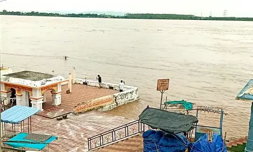 Godavari flood : గండం తప్పింది...తగ్గుతున్న గోదావరి