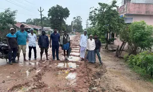 Road Repair : రోడ్డు వేశారు.. మట్టి మరిచారు