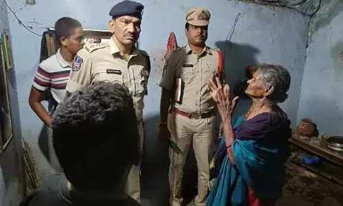 Theft : మహిళ మెడలోని పుస్తెలతాడు చోరీ