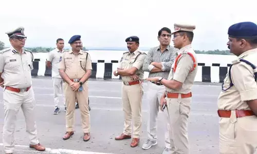 Police Commissioner Srinivas : అధికారులు అప్ర‌మ‌త్తంగా ఉండాలి..