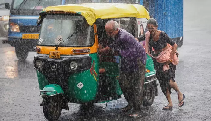 Rain Alert: ఢిల్లీ, ముంబై, గుజరాత్లో భారీ వర్షాలు.. వాతావరణ శాఖ కీలక హెచ్చరిక Rain Alert: ఢిల్లీ, ముంబై, గుజరాత్లో భారీ వర్షాలు.. వాతావరణ శాఖ కీలక హెచ్చరిక
