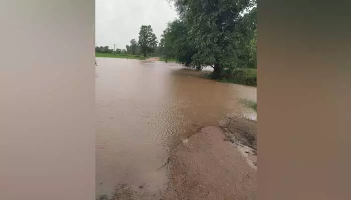 Flood : పొంగిపొర్లుతున్న వాగులు..ఇబ్బందులు పడుతున్న ప్రజలు Flood : పొంగిపొర్లుతున్న వాగులు..ఇబ్బందులు పడుతున్న ప్రజలు