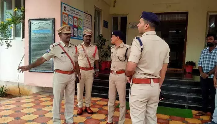 SP Sarath Chandra Pawar : పోలీస్ స్టేషన్ కు వచ్చే బాధితుల పట్ల తక్షణమే స్పందించాలి.. SP Sarath Chandra Pawar : పోలీస్ స్టేషన్ కు వచ్చే బాధితుల పట్ల తక్షణమే స్పందించాలి..