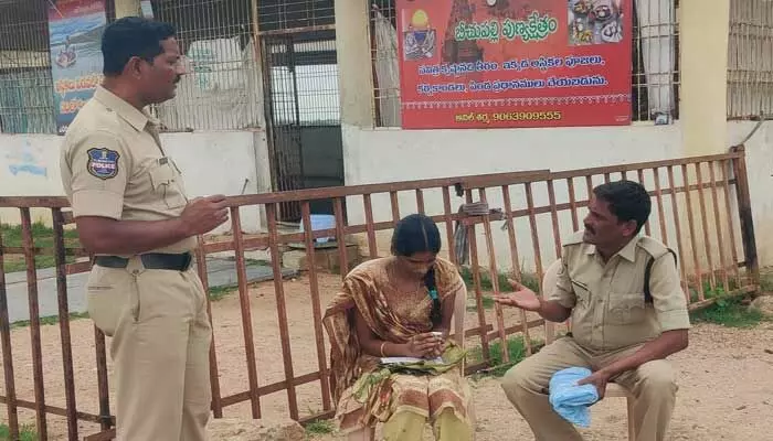 police : మహిళను కాపాడిన పోలీసులు.. police : మహిళను కాపాడిన పోలీసులు..