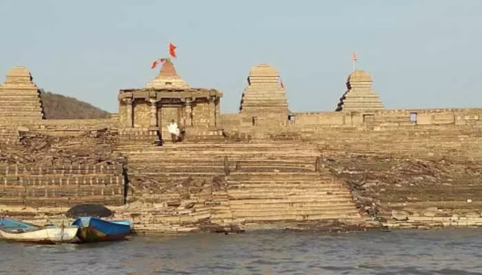 Sangameshwara Temple:సంగమేశ్వర ఆలయాన్ని తాకిన కృష్ణమ్మ..చీర సారె సమర్పించి, మంగళ హారతి Sangameshwara Temple:సంగమేశ్వర ఆలయాన్ని తాకిన కృష్ణమ్మ..చీర సారె సమర్పించి, మంగళ హారతి