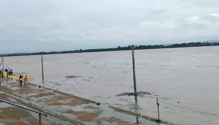 Godavari : భద్రాద్రి వద్ద రెండవ ప్రమాద హెచ్చరిక ఉపసంహరణ Godavari : భద్రాద్రి వద్ద రెండవ ప్రమాద హెచ్చరిక ఉపసంహరణ