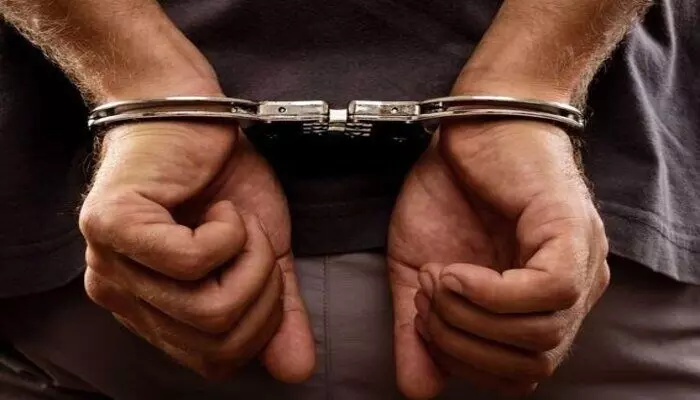 Delhi: ఢిల్లీలో డ్రగ్స్ కింగ్పిన్ అరెస్ట్.. 1.3 కిలోల కొకైన్ స్వాధీనం Delhi: ఢిల్లీలో డ్రగ్స్ కింగ్పిన్ అరెస్ట్.. 1.3 కిలోల కొకైన్ స్వాధీనం