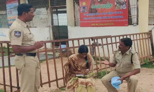 police : మహిళను కాపాడిన పోలీసులు..