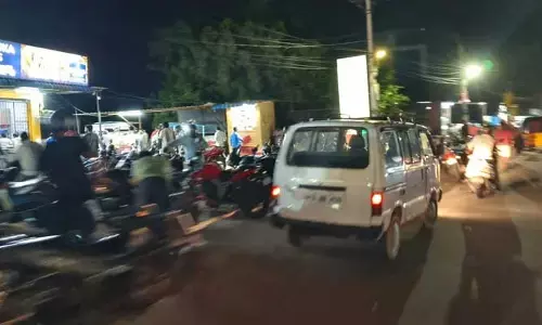 Parking : వైన్‌షాప్‌ల అడ్డగోలు పార్కింగ్.. వాహనదారుల ఇక్కట్లు