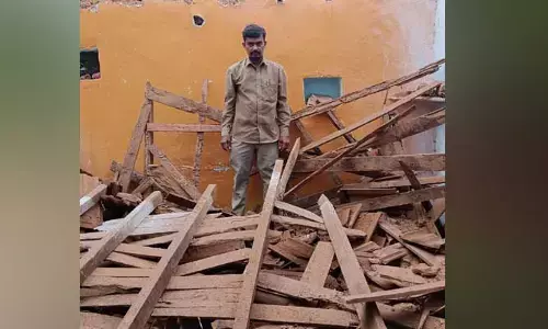 వర్షానికి కూలిన ఇంటి పై కప్పు..