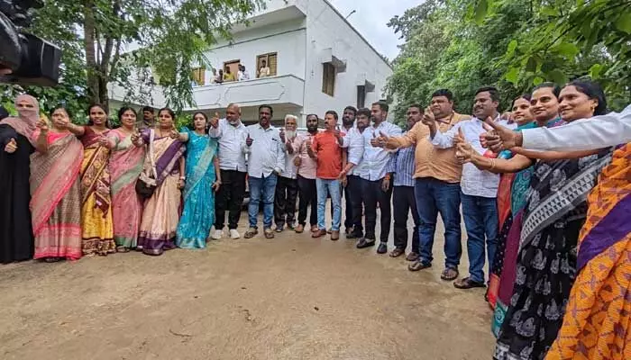Jadcherla : జడ్చర్ల మున్సిపల్ చైర్ పర్సన్పై నెగ్గిన అవిశ్వాసం Jadcherla : జడ్చర్ల మున్సిపల్ చైర్ పర్సన్పై నెగ్గిన అవిశ్వాసం