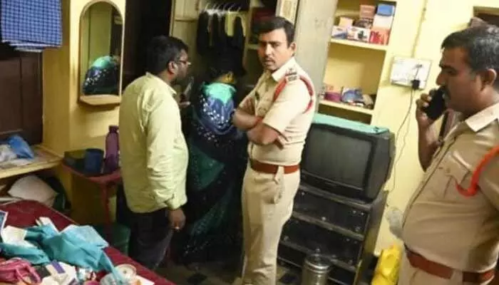 Theft : తాళం వేసి ఉన్న ఇంట్లో చోరీ.. Theft : తాళం వేసి ఉన్న ఇంట్లో చోరీ..