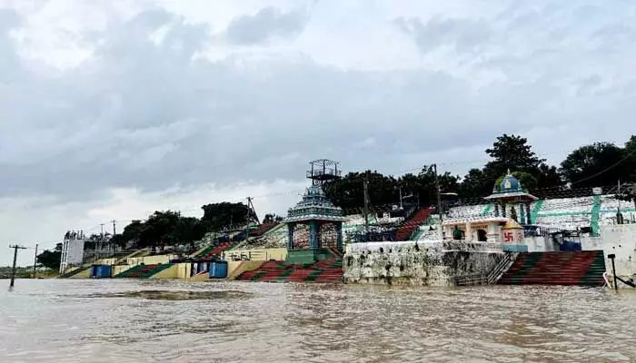 Flood : భద్రాద్రి వద్ద పెరుగుతున్న గోదావరి..రెండవ ప్రమాద హెచ్చరిక జారీ Flood : భద్రాద్రి వద్ద పెరుగుతున్న గోదావరి..రెండవ ప్రమాద హెచ్చరిక జారీ