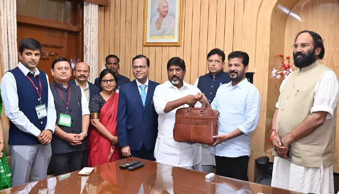 Telangana Budget: బడ్జెట్ పై సీఎం రేవంత్ రెడ్డి స్పెషల్ ట్వీట్! Telangana Budget: బడ్జెట్ పై సీఎం రేవంత్ రెడ్డి స్పెషల్ ట్వీట్!