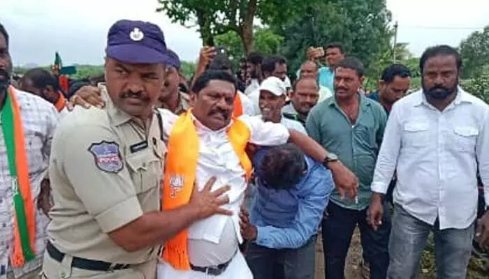 BJP leaders : రామడుగు బ్రిడ్జిని ప్రారంభించాలంటూ గళమెత్తిన కాషాయం.. BJP leaders : రామడుగు బ్రిడ్జిని ప్రారంభించాలంటూ గళమెత్తిన కాషాయం..