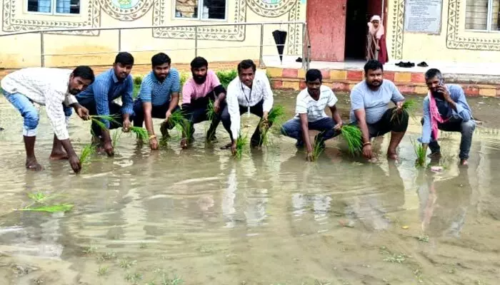 protest : ఆసుపత్రి ముందు వినూత్న నిరసన protest : ఆసుపత్రి ముందు వినూత్న నిరసన