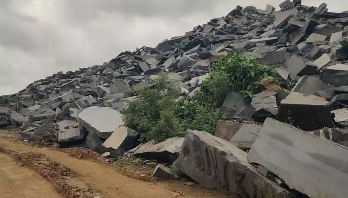 ప్రభుత్వ భూమిలో అక్రమ డంపింగ్..! ప్రభుత్వ భూమిలో అక్రమ డంపింగ్..!