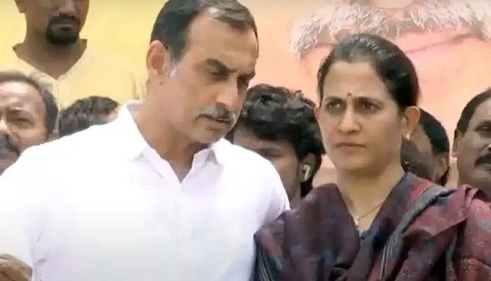 భర్తకు సెక్యూరిటీ కుదింపు.. కడప ఎమ్మెల్యే మాధవిరెడ్డి మనస్థాపం భర్తకు సెక్యూరిటీ కుదింపు.. కడప ఎమ్మెల్యే మాధవిరెడ్డి మనస్థాపం
