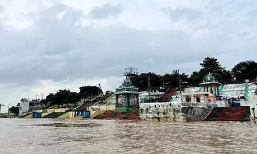Flood : భద్రాద్రి వద్ద పెరుగుతున్న గోదావరి..రెండవ ప్రమాద హెచ్చరిక  జారీ