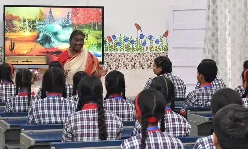 President murmu: టీచర్‌గా మారిన రాష్ట్రపతి ముర్ము..ఆ స్కూలులో విద్యార్థులకు పాఠాలు బోధన