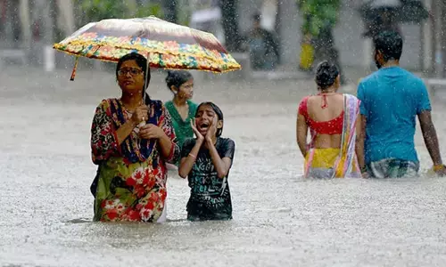 Rain Alert: ముంబై, పూణేలో భారీ వర్షాలు.. రోడ్లపై నడుములోతు నీళ్లు..