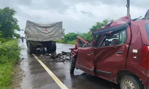 ఆగి ఉన్న లారీని ఢీ కొట్టిన కారు.. ఒకరు మృతి