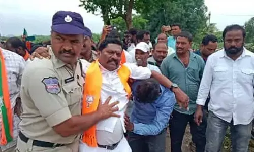 BJP leaders : రామడుగు బ్రిడ్జిని ప్రారంభించాలంటూ గళమెత్తిన కాషాయం..